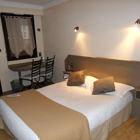 Hotel La Tour Des Anglais Mayenne Esterno foto