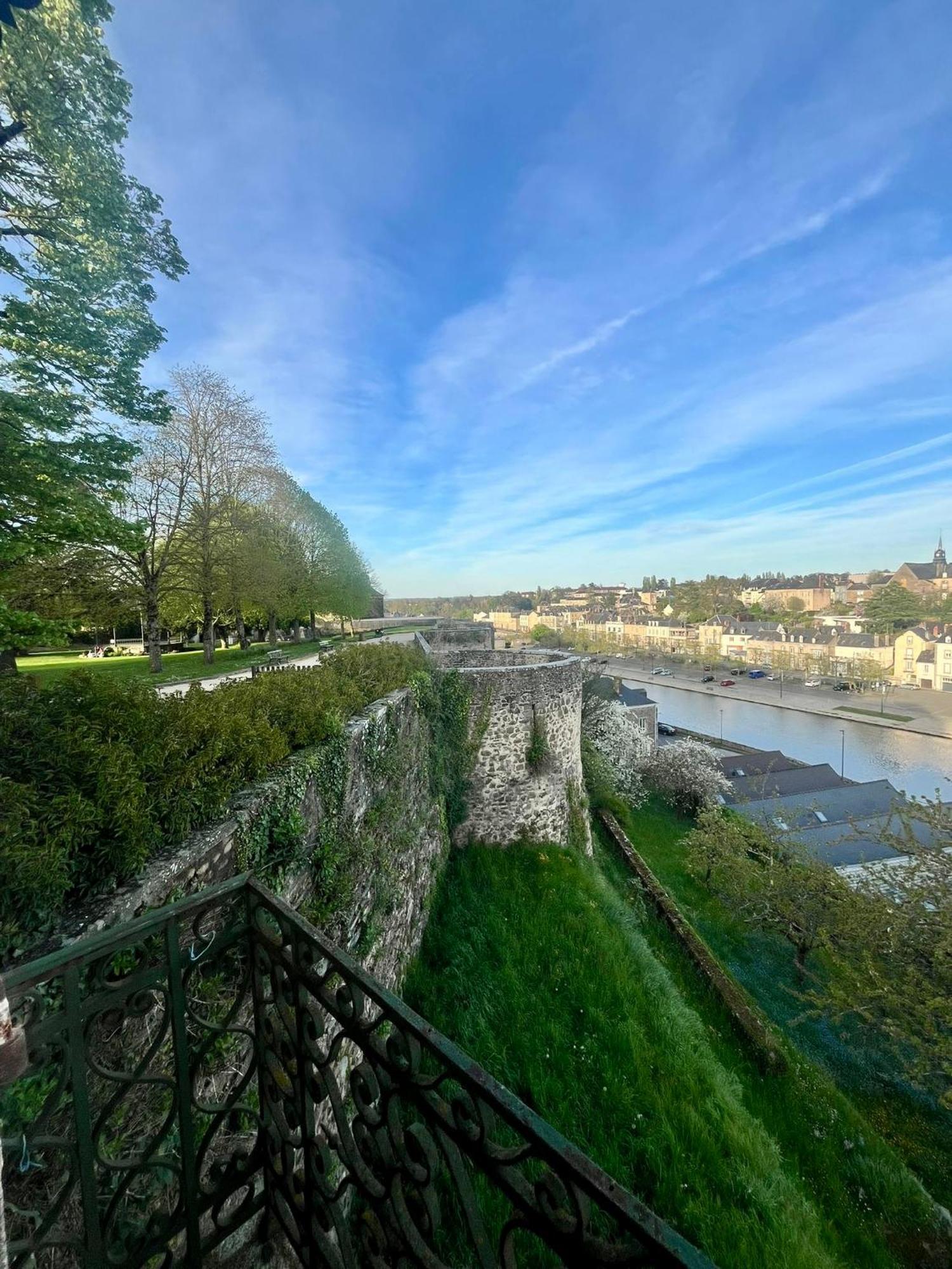 Hotel La Tour Des Anglais Mayenne Esterno foto