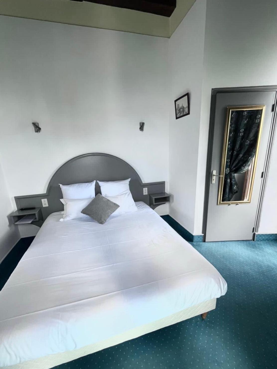 Hotel La Tour Des Anglais Mayenne Esterno foto