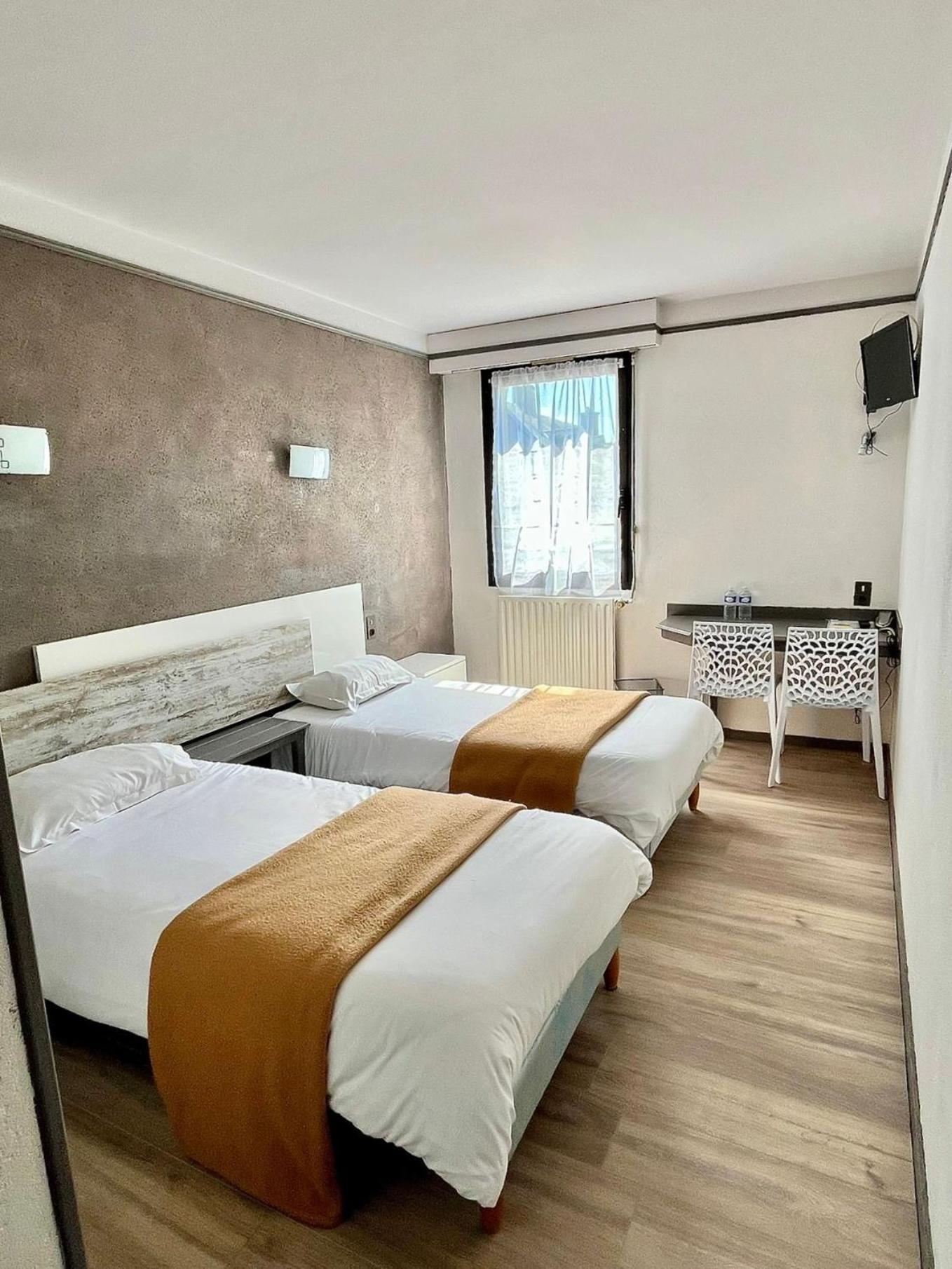 Hotel La Tour Des Anglais Mayenne Esterno foto