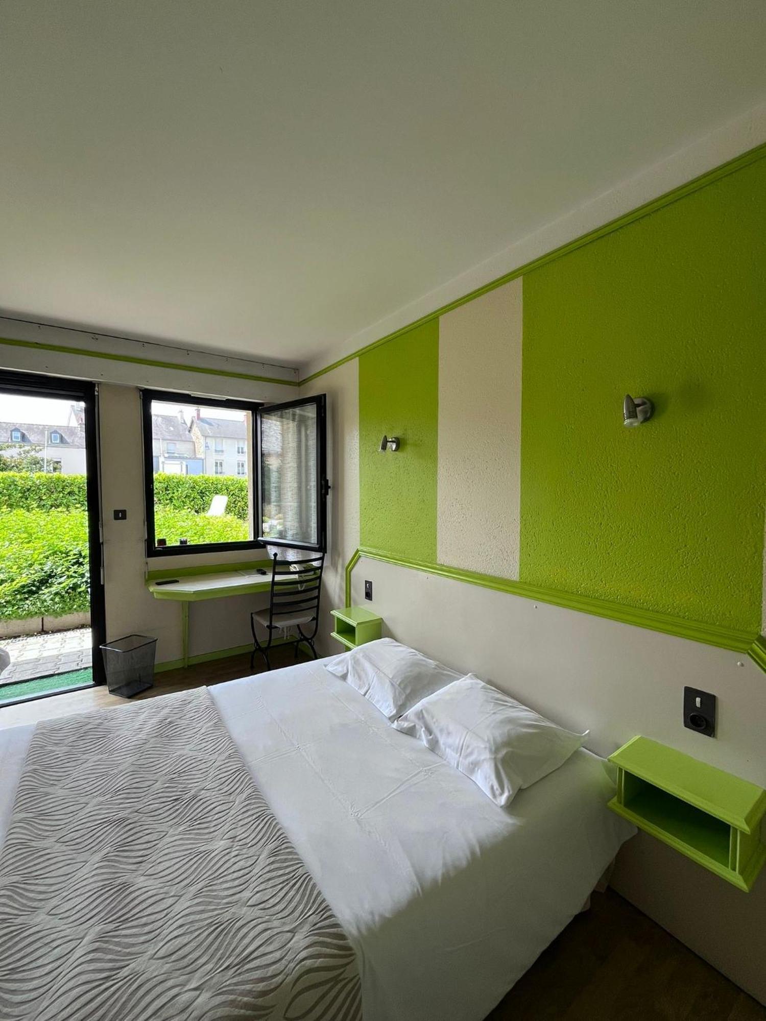 Hotel La Tour Des Anglais Mayenne Esterno foto