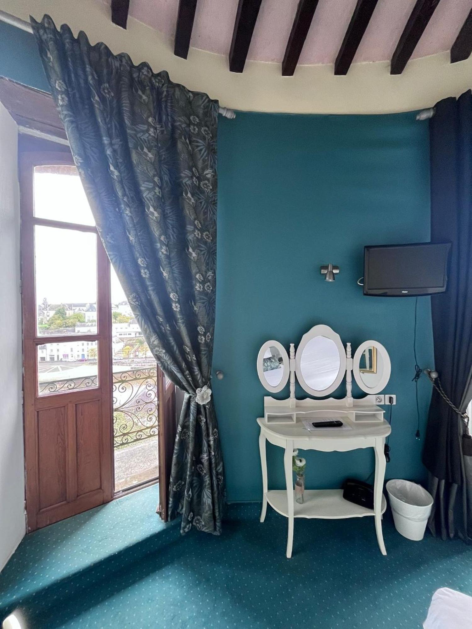 Hotel La Tour Des Anglais Mayenne Esterno foto
