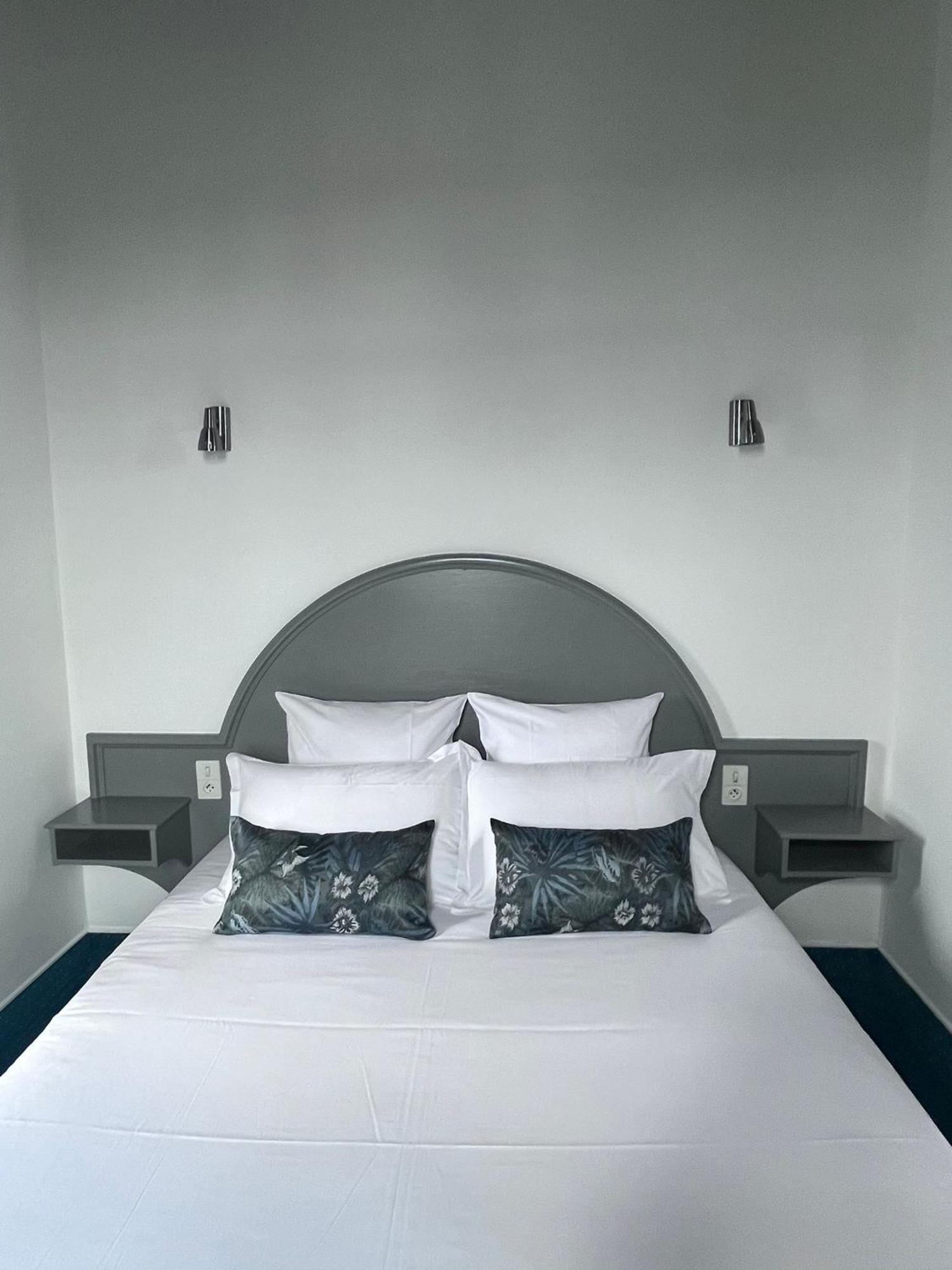 Hotel La Tour Des Anglais Mayenne Esterno foto