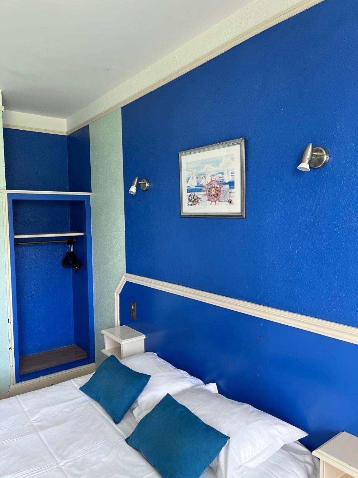 Hotel La Tour Des Anglais Mayenne Esterno foto
