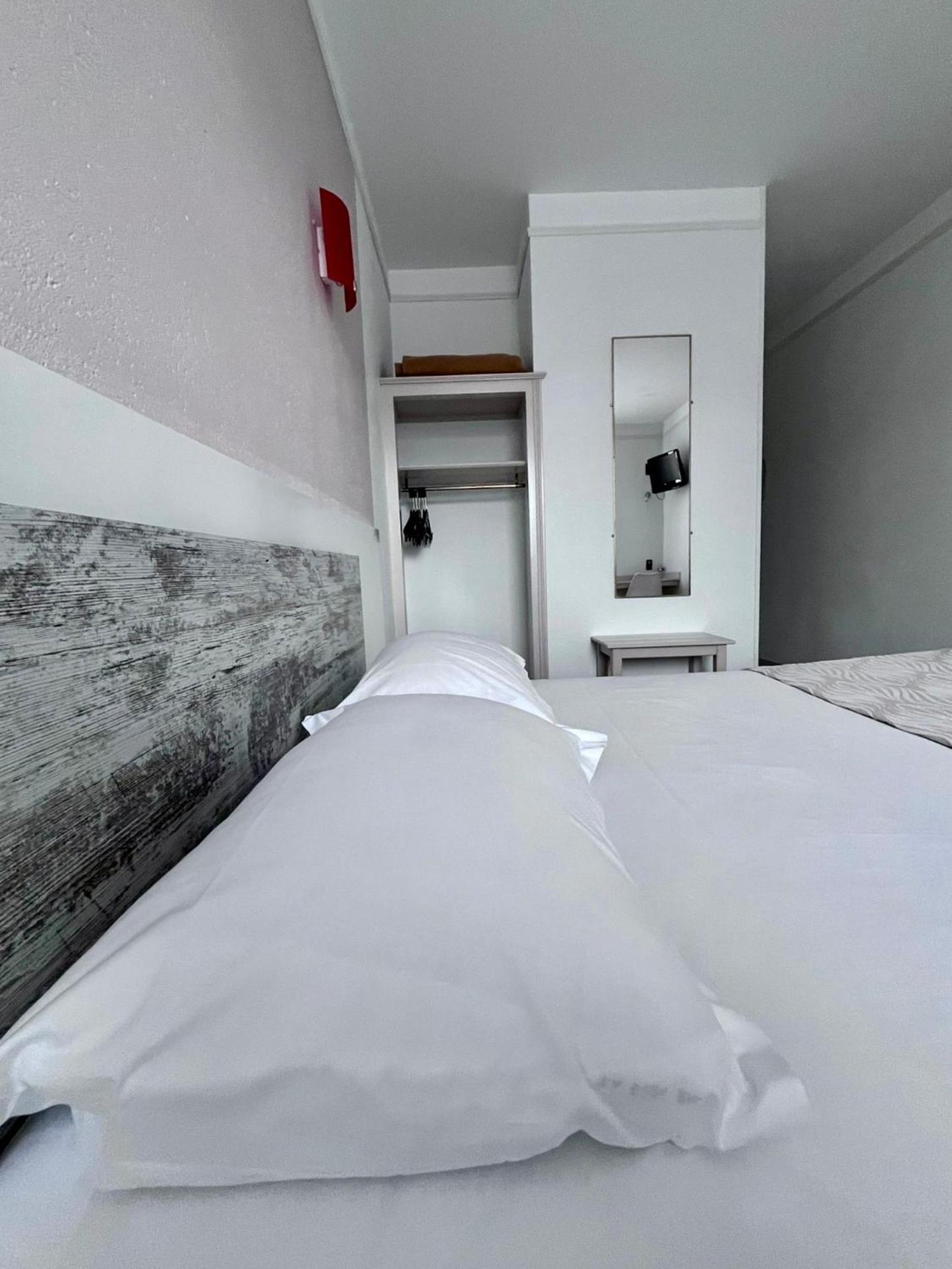 Hotel La Tour Des Anglais Mayenne Esterno foto