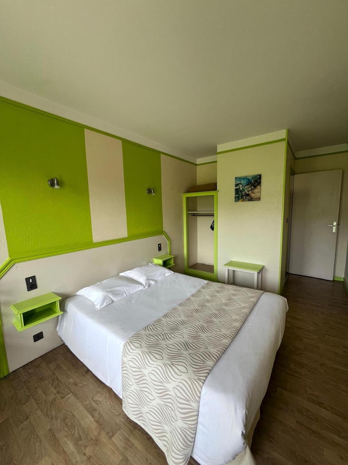 Hotel La Tour Des Anglais Mayenne Esterno foto